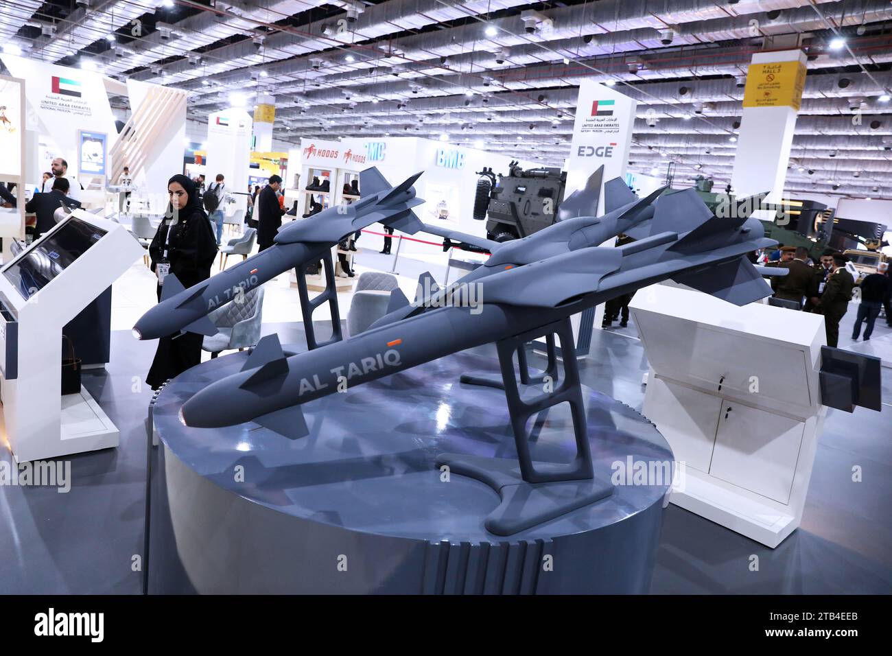Cairo, Egitto. 4 dicembre 2023. L'equipaggiamento militare è esposto all'EDEX 2023 al Cairo, in Egitto, il 4 dicembre 2023. L'Egitto ha tenuto lunedì la terza sessione della sua esposizione internazionale della difesa, EDEX 2023, al Cairo. L'evento biennale della durata di quattro giorni presenta circa 400 aziende della difesa e della sicurezza di diversi paesi che espongono le loro tecnologie, attrezzature e sistemi militari aggiornati su terra, mare e aria. Credito: Ahmed Gomaa/Xinhua/Alamy Live News Foto Stock