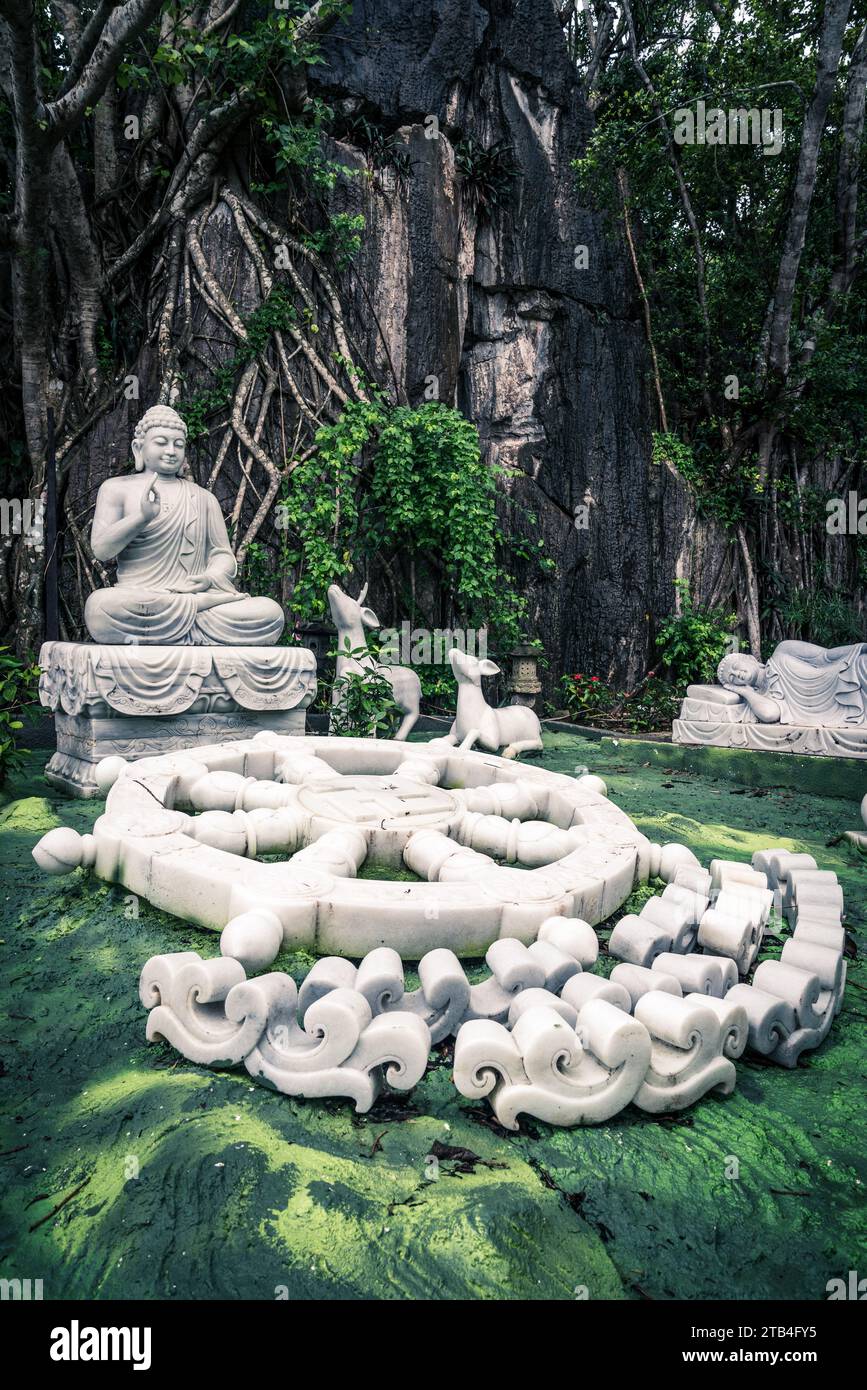 Giardino ornamentale con statua di Buddha e decorazioni in marmo sulla montagna di marmo in Vietnam Foto Stock
