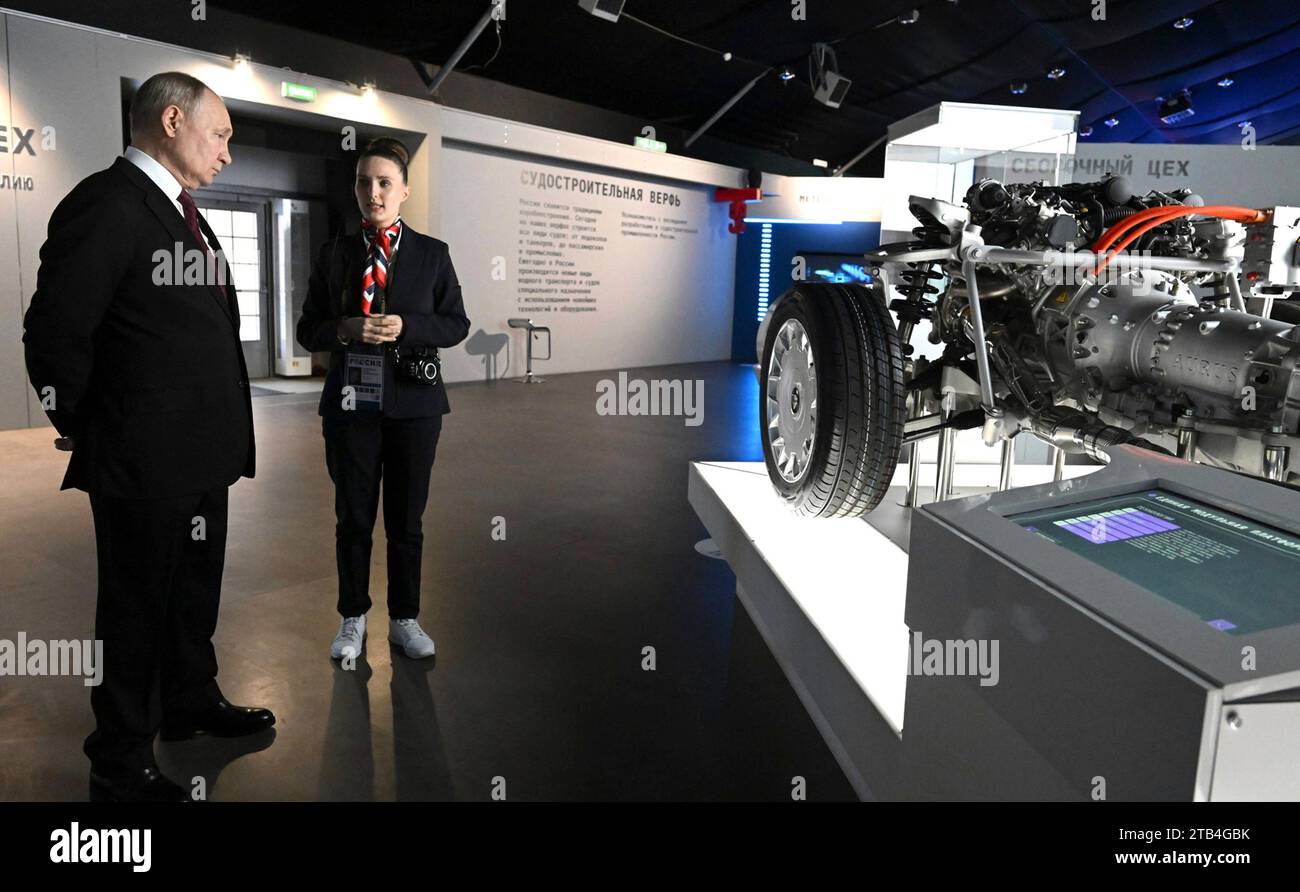 Mosca, Russia. 4 dicembre 2023. Il presidente russo Vladimir Putin, a sinistra, visita l'esposizione dei risultati dell'economia nazionale, 4 dicembre 2023 a Mosca, in Russia. Credito: Presidenza russa/Cremlino Pool/Alamy Live News Foto Stock
