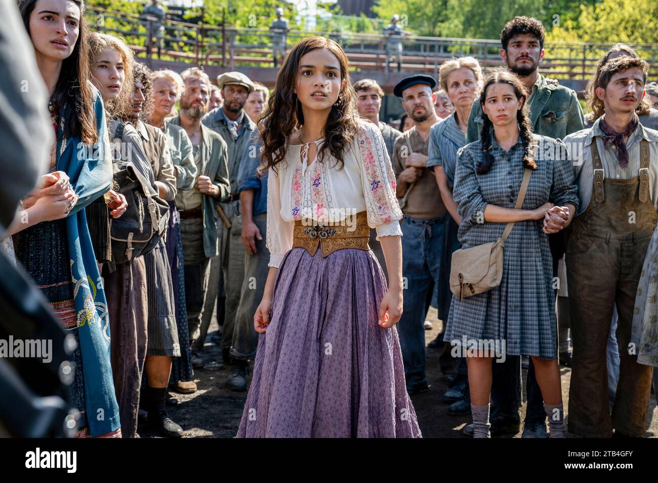 I giochi della fame: The Ballad of Songbirds & Snakes (2023) diretto da Francis Lawrence e interpretato da Tom Blyth nel ruolo di Coriolanus Snow e Rachel Zegler nel ruolo di Lucy Gray Baird in questo adattamento cinematografico del prequel di Suzanne Collins che racconta la storia di Coriolanus Snow come mentore e sviluppa sentimenti per il Distretto femminile 12 tributo durante i 10th Hunger Games. Fotografia pubblicitaria***SOLO PER USO EDITORIALE***. Credito: BFA / Murray Close / Lionsgate Foto Stock