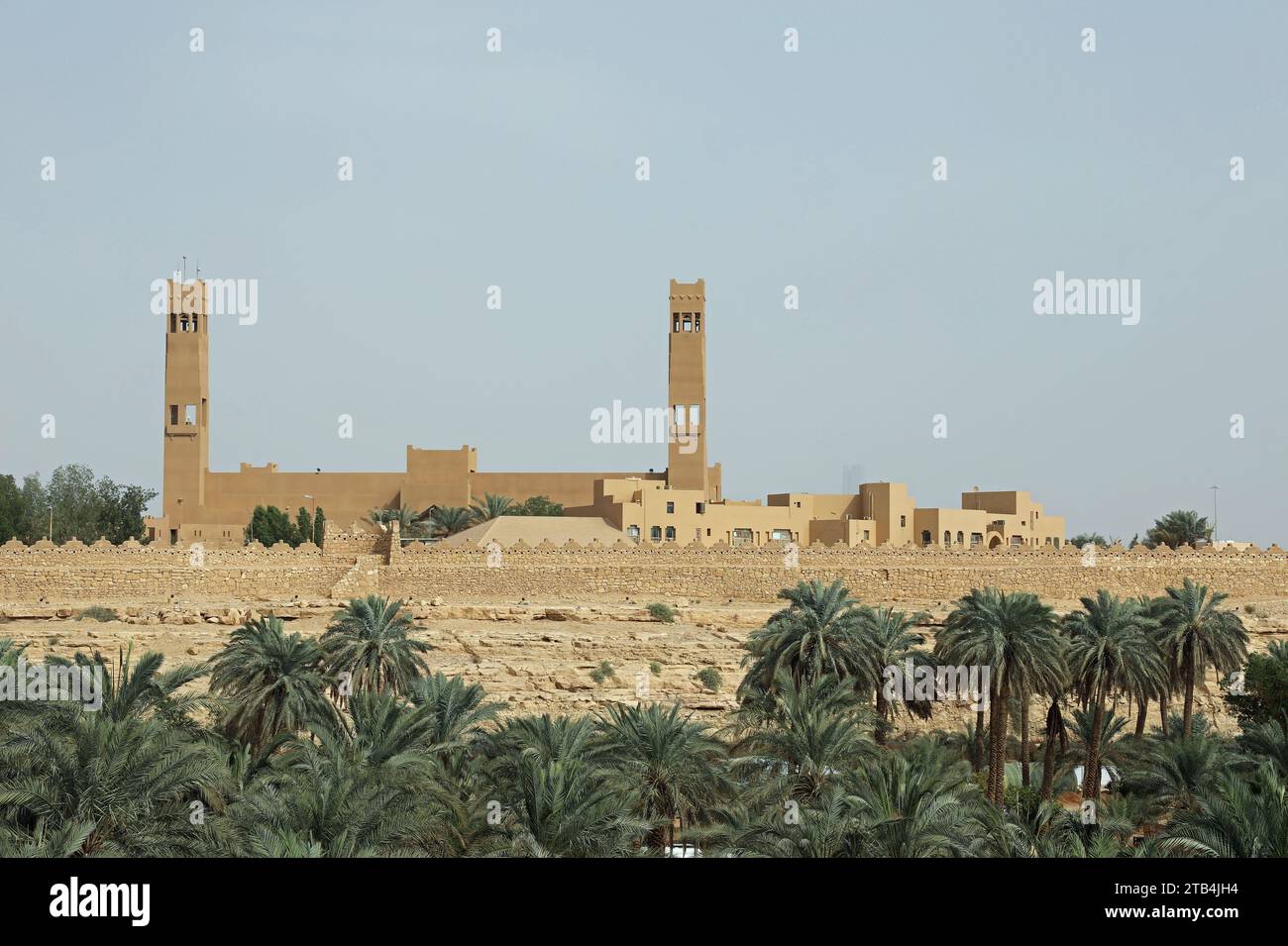 Vista di At Turaif dalla terrazza di Bujairi a Diriyah Foto Stock