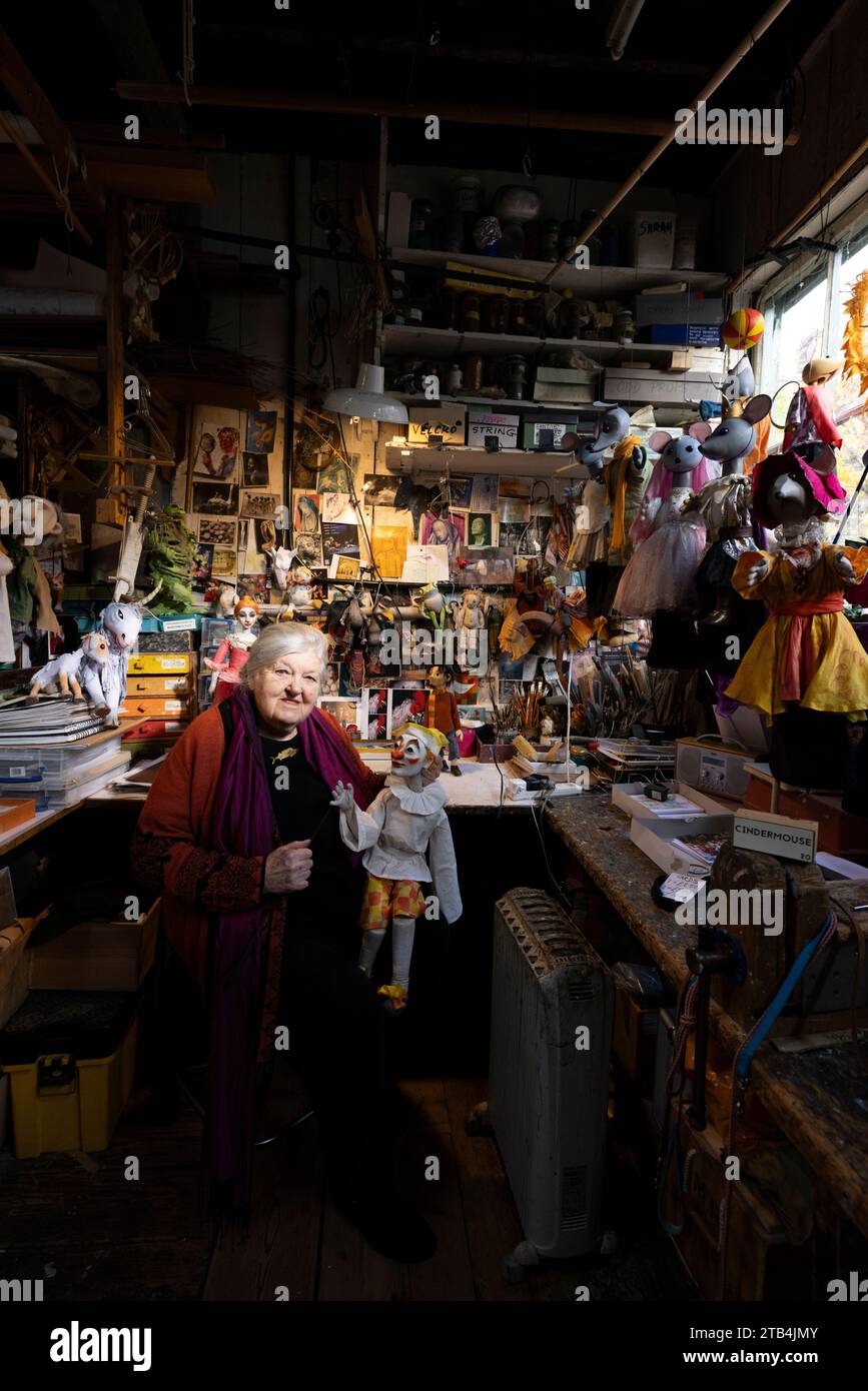 La rinomata artista di marionette Lyndie Wright apre il suo laboratorio che espone oltre 150 creazioni originali che racchiudono una vita dedicata ai burattini. Foto Stock