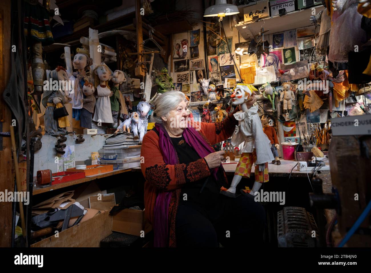 La rinomata artista di marionette Lyndie Wright apre il suo laboratorio che espone oltre 150 creazioni originali che racchiudono una vita dedicata ai burattini. Foto Stock