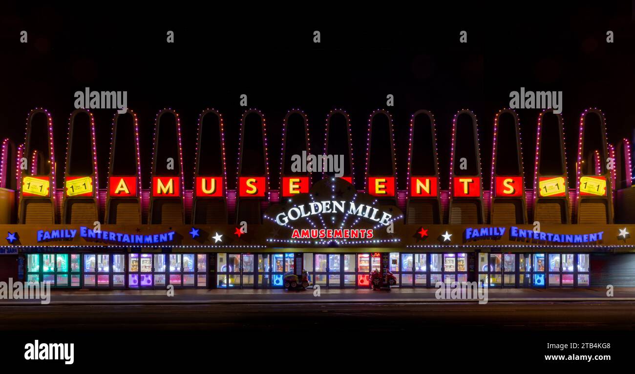 Blackpool, Lancashire, Regno Unito. Blackpool Golden Mile divertimento notturno sul lungomare e passeggiata con luci. Località turistica Foto Stock