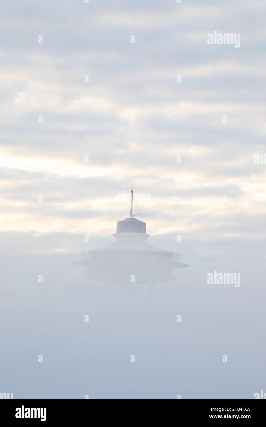 WA23870-00...WASHINGTON - il Seattle Space Needle scompare nella nebbia mattutina. Foto Stock