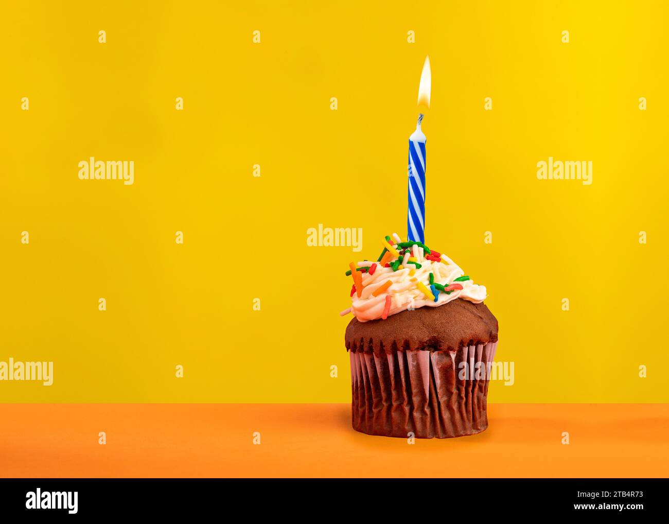 Biglietto di compleanno con cupcake e candela accesa Foto Stock