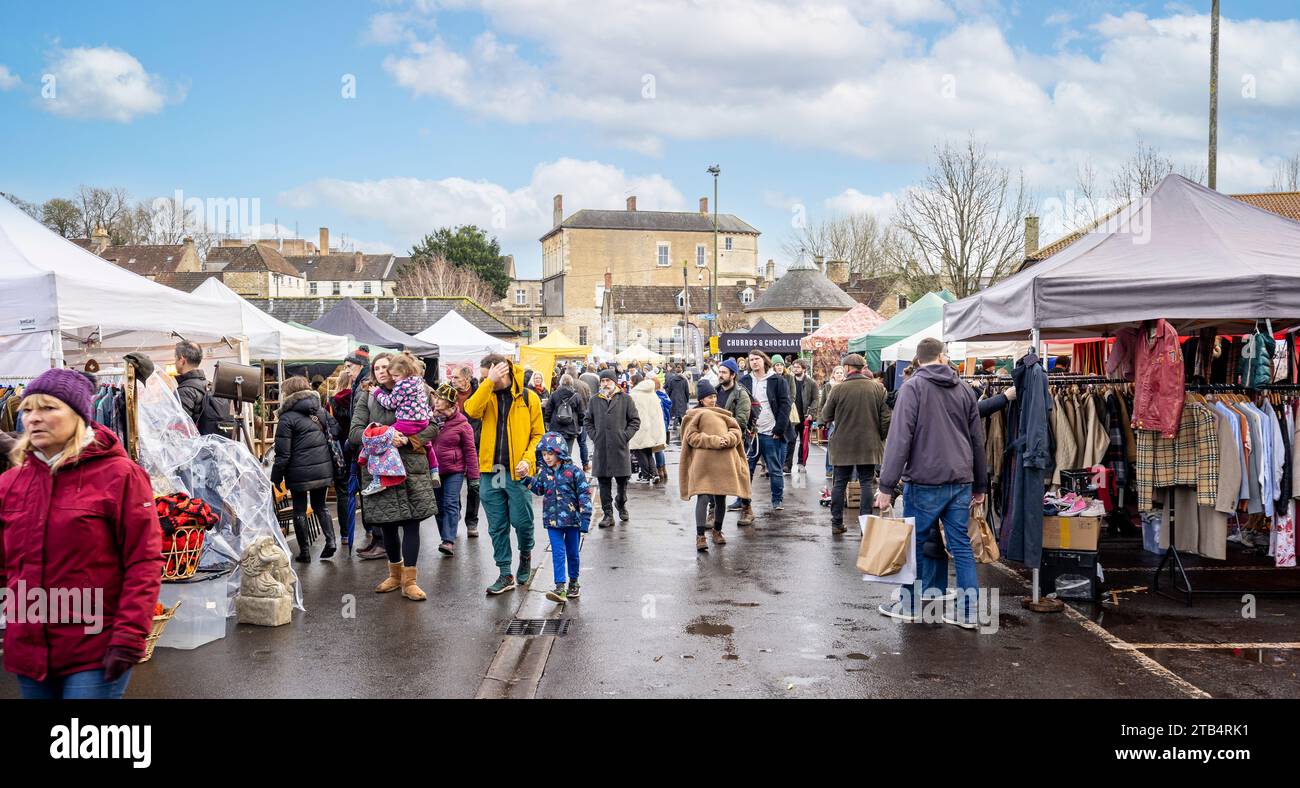 Bancarelle e negozi al Frome Christmas Sunday Market di Frome, Somerset, Regno Unito, il 3 dicembre 2023 Foto Stock