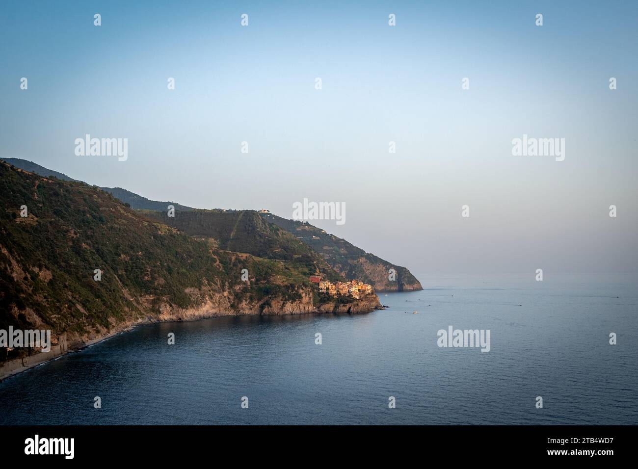 Vista di Manarola, uno dei piccoli villaggi di pescatori delle cinque Terre, italia. Una piccola bella città sulla costa Foto Stock