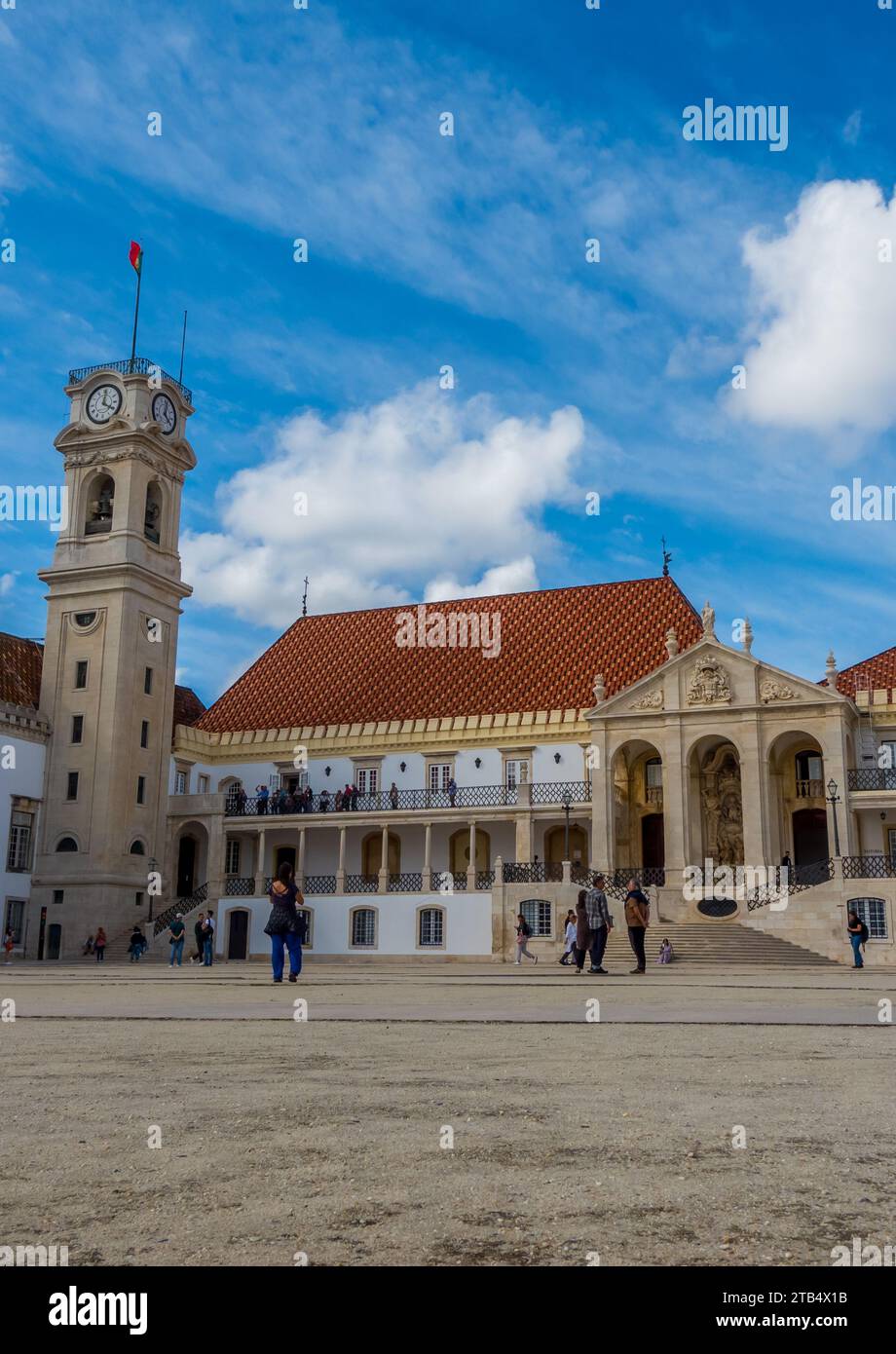 Coimbra, Portogallo - 23 settembre 2023 - persone nel cortile dell'Università di Coimbra Foto Stock