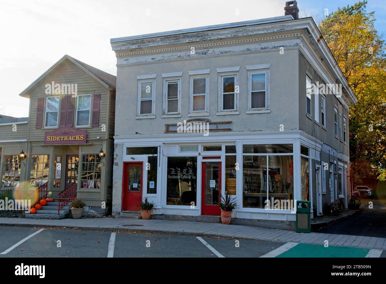 1914 edificio mercantile nel quartiere storico di Main Street a Stockbridge, Massachusetts, illuminato in autunno, il sole del tardo pomeriggio, ottobre 2023 Foto Stock