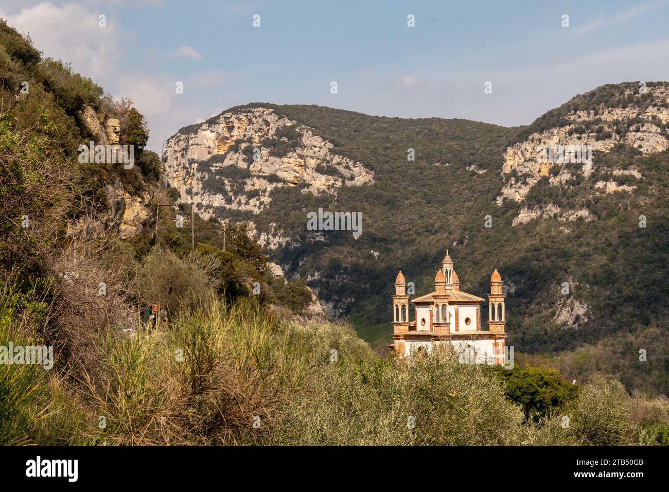 Chiesa di nostra Signora di Loreto, costruita intorno al 1470 in stile rinascimentale e attualmente immersa in un uliveto nel borgo di Perti, finale Ligure Foto Stock