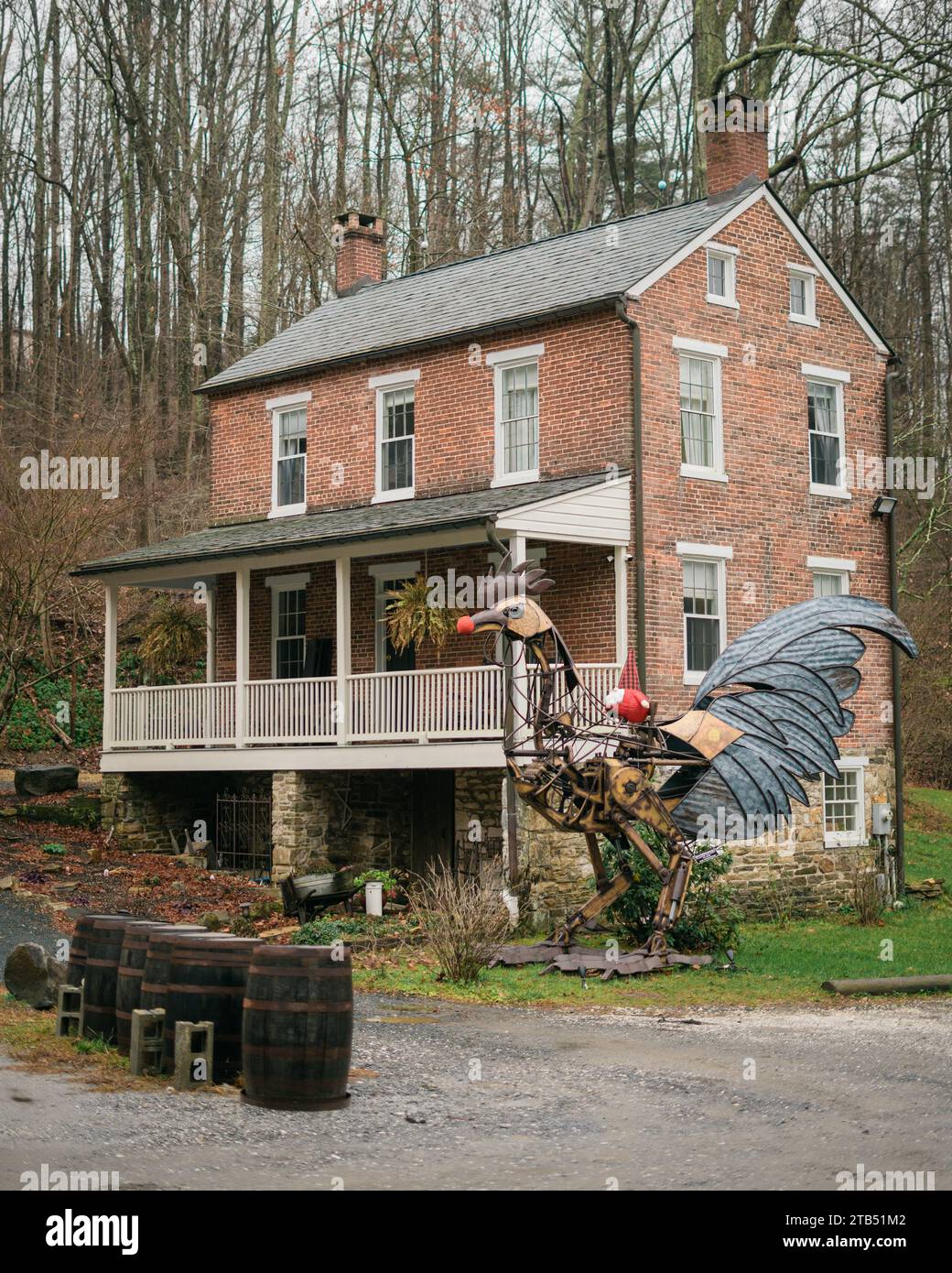 Scultura di un gallo e di una casa in mattoni, Monkton, Maryland Foto Stock