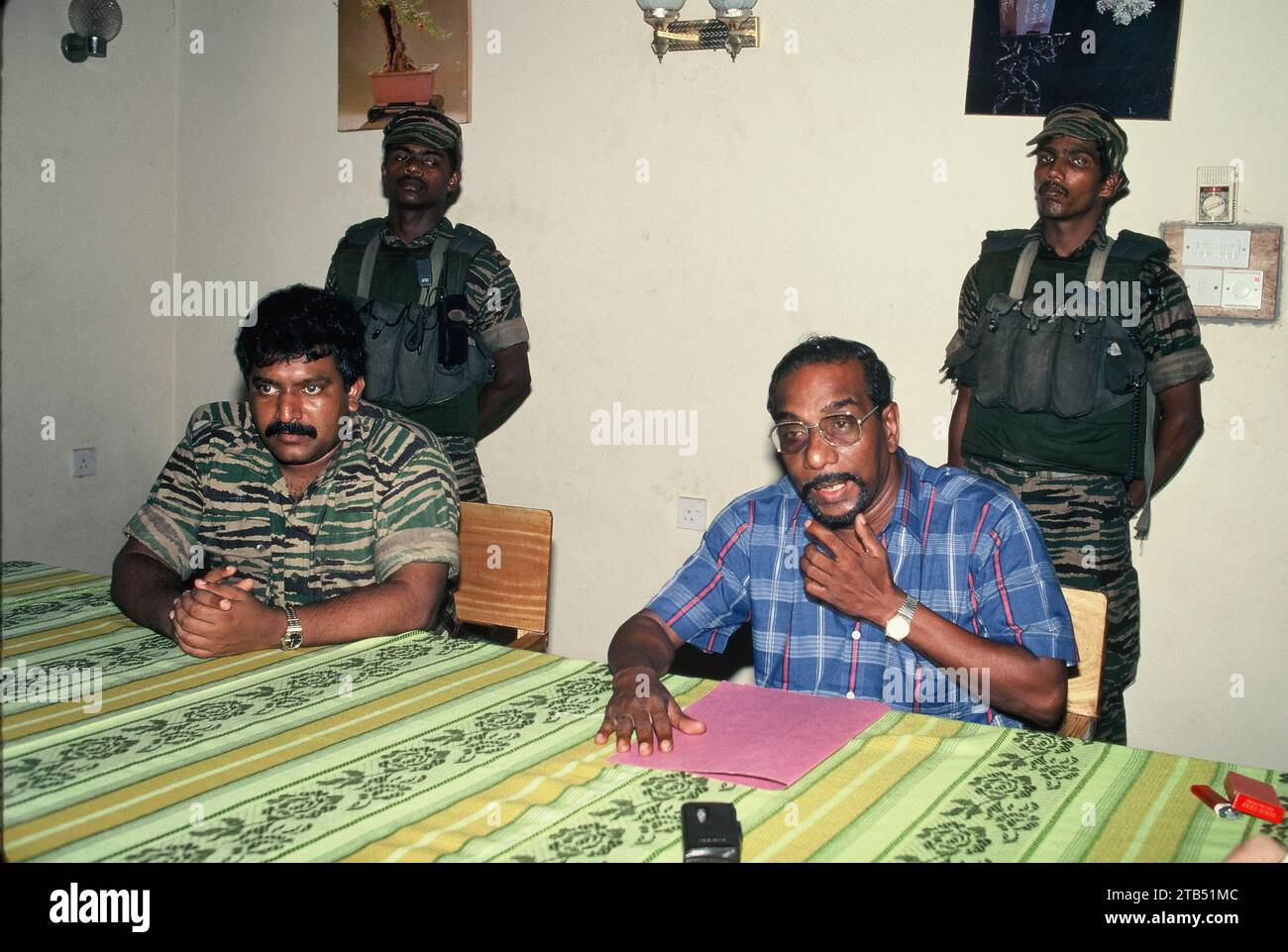 Le Tigri per la liberazione del Tamil Eelam LTTE hanno combattuto per creare uno stato Tamil indipendente chiamato Tamil Eelam nel nord-est dell'isola, a causa della continua discriminazione e della violenta persecuzione contro i Tamil dello Sri Lanka da parte del governo dello Sri Lanka dominato dal Sinhalese. Il leader Velupillai Prabhakaran ha citato violenti incidenti del pogrom anti-Tamil del 1958 durante la sua infanzia che lo hanno portato alla militanza. Nel 1975, assassinò il sindaco di Jaffna Alfred Duraiappah per vendetta per l'incidente della conferenza tamil del 1974. La LTTE è stata fondata nel 1976 come reazione alla Costituzione dello Sri Lanka del 1972 Foto Stock