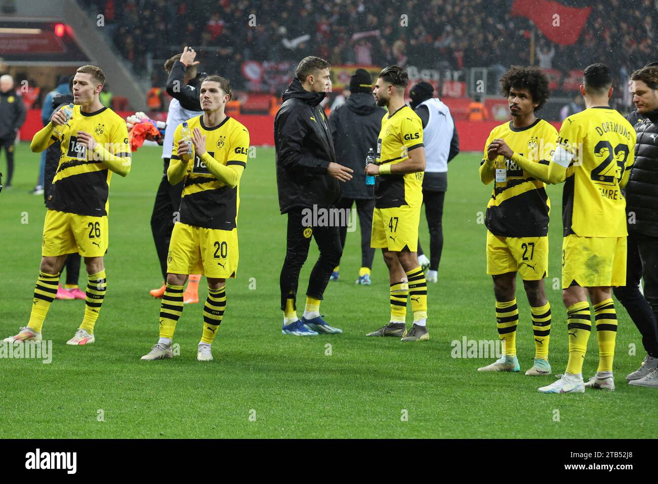 Leverkusen, Deutschland. 3 dicembre 2023. 1) Bundesliga - Bayer 04 Leverkusen - Borussia Dortmund AM 03.12.2023 in der BayArena in Leverkusen Enttäuschte Dortmunder bedanken sich bei den mitgereisten fans, hier u.a. mit Julian Ryerson (Dortmund 26), Marcel Sabitzer (Dortmund 20), Nico Schlotterbeck (Dortmund 4), Antonios Papadopulos (Dortmund 47), Karim Adeymund 27) (Dortmund 23), Trainer Edin Terzic (Dortmund) foto: le normative osnapix DFL vietano qualsiasi uso di fotografie come sequenze di immagini e/o quasi-video credito: dpa/Alamy Live News Foto Stock