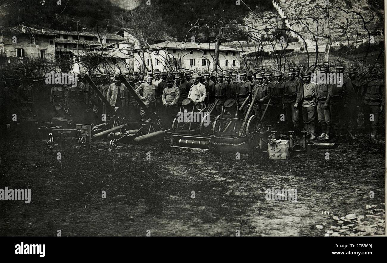 Von links nach rechts, 2-15,2-10,5cm Luftminen, W.2-22,2-9cm MW. Foto Stock