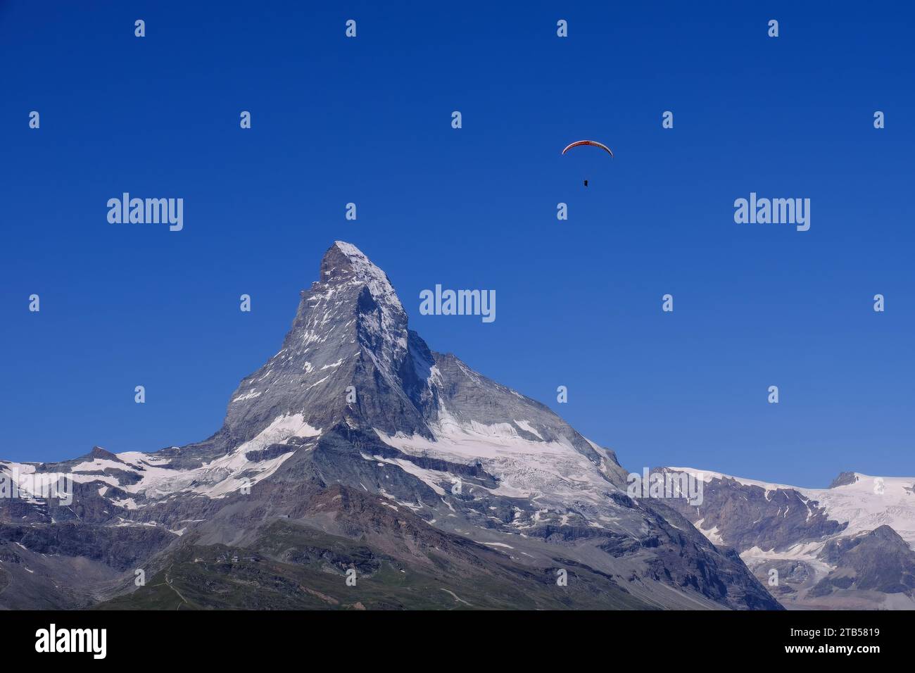 Parapendio vicino al Cervino con cielo nuvoloso, visto da Sunnegga, Zermatt, Visp, Vallese, Svizzera Foto Stock