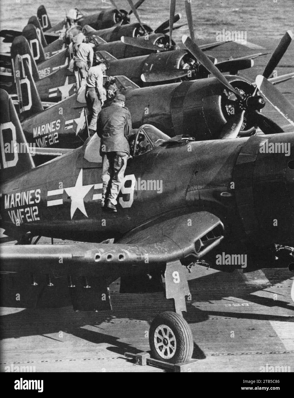 Vought F4U-4 Corsari di VMF-212 sul ponte della USS Rendova (CVE-114), nel 1951. Foto Stock
