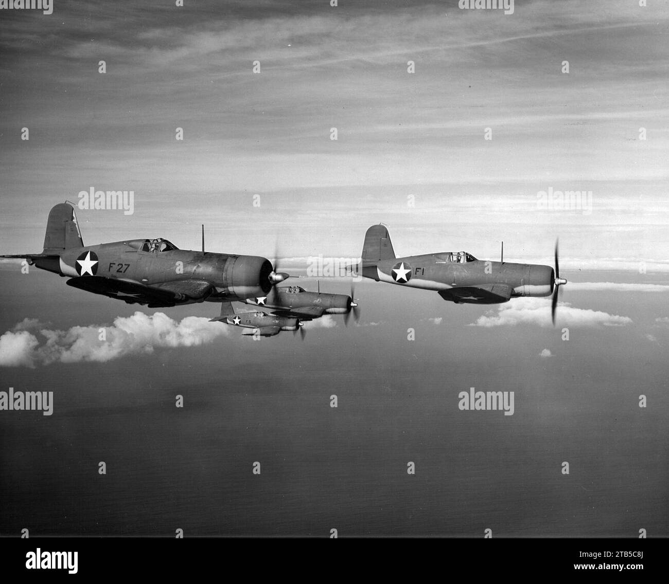 Vought F4U-1 Corsari del VF-12 in volo il 26 maggio 1943 Foto Stock