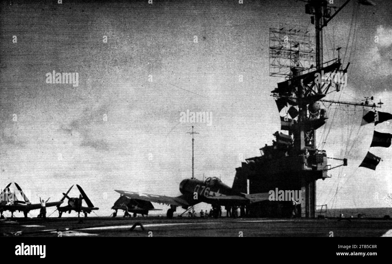 Vought F4U-1 Corsairs atterra a bordo della USS Tripoli (CVE-64), nel 1945. Foto Stock