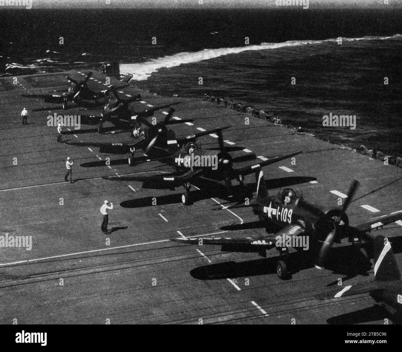 Vought F4U Corsairs a bordo della portaerei USS Shangri-la (CV-38), circa nel gennaio 1945. Foto Stock