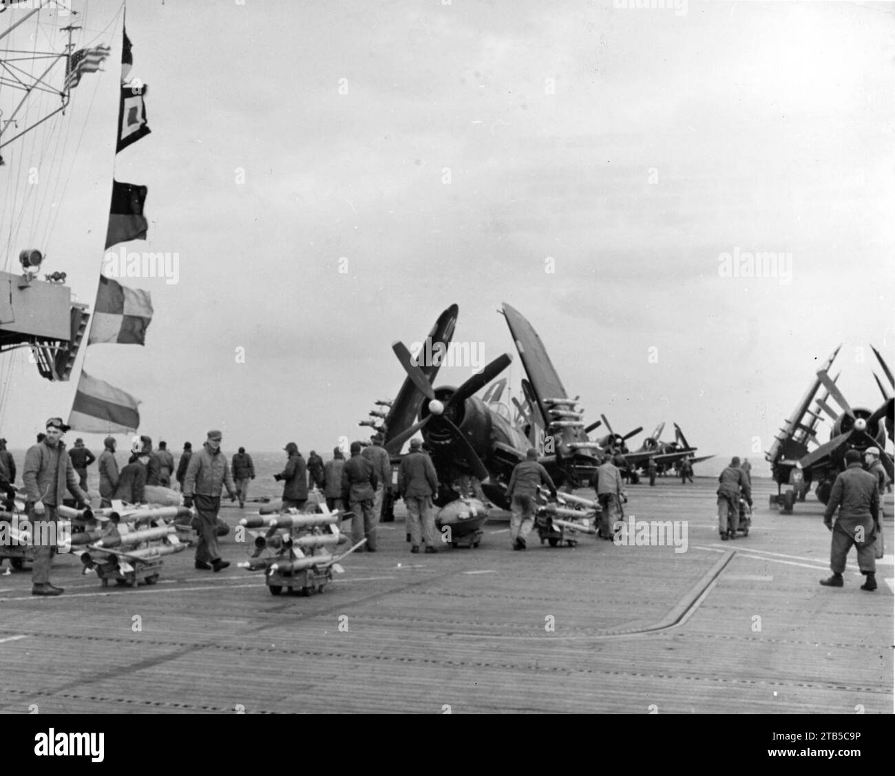 Vought F4U-4B Corsari del VMF-323 a bordo dello stretto di Badoeng (CVE-116) al largo della Corea, 1 dicembre 1950 Foto Stock
