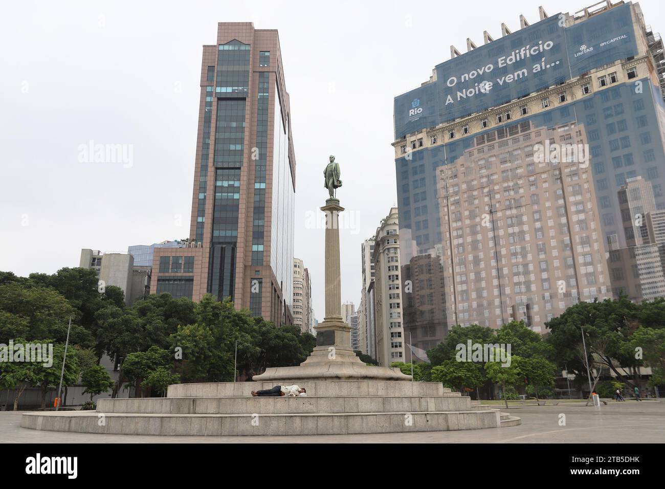 Rio De Janeiro, Brasile. 4 dicembre 2023. RIO DE JANEIRO, RJ, 04.12.2023 - CIDADE-RJ - Pessoa em situação de rua dorme no monumento ao Barão de Mauá, na Praka Mauá, na região Central da cidade, nesta segunda-feira, 4. (Foto Charles Sholl/Brazil Photo Press/Folhapress) credito: Brazil Photo Press/Alamy Live News Foto Stock