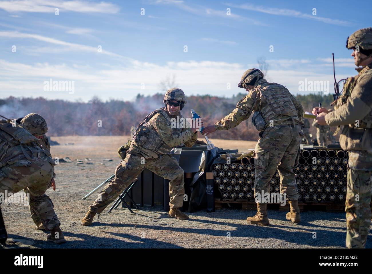 The Presidential salute Battery (PSB), HHC, 1st Battalion, 3d U.S. Infantry Regiment (The Old Guard), conduce un addestramento dal vivo alla base del corpo dei Marines Quantico, Va., 30 novembre 2023. Durante la sessione di addestramento, i soldati della Old Guard hanno utilizzato il sistema mortaio da 81 mm per fornire un supporto antincendio preciso e di impatto in un esercizio di addestramento con fuoco vivo. (Foto dell'esercito degli Stati Uniti di SPC. Christopher Grey) Foto Stock