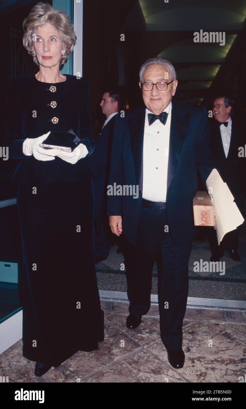 Nancy Kissinger e Henry Kissinger frequentano lo Spirit of Music Award della UJA-Federation of NY in onore di Ahmet Ertegun al Pier 60 di New York il 15 ottobre 1998. Crediti fotografici: Henry McGee/MediaPunch Foto Stock