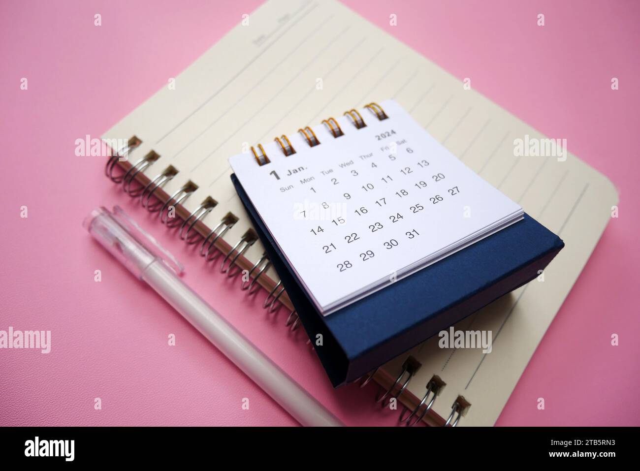 Benvenuto 2024. Gennaio 2024 calendario da scrivania isolato su sfondo rosa. Immagine simile sul mio portfolio. Foto Stock