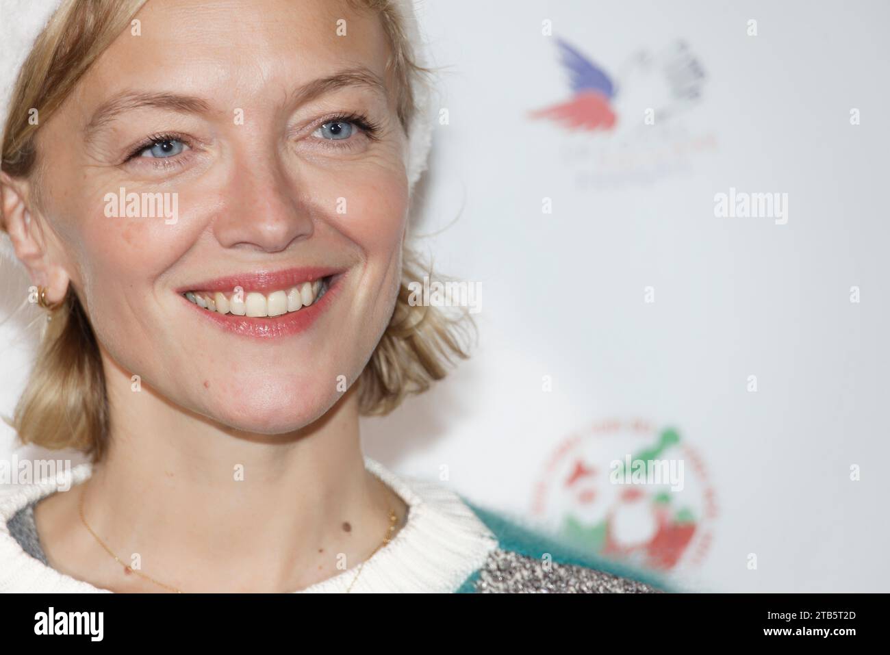 Parigi, Francia. 4 dicembre 2023. Maya Lauque partecipa al Green Santas Gala con il francese Secours Populaire francese al Museo delle Arti della Fiera il 4 dicembre 2023 a Parigi, in Francia. Crediti: Bernard Menigault/Alamy Live News Foto Stock