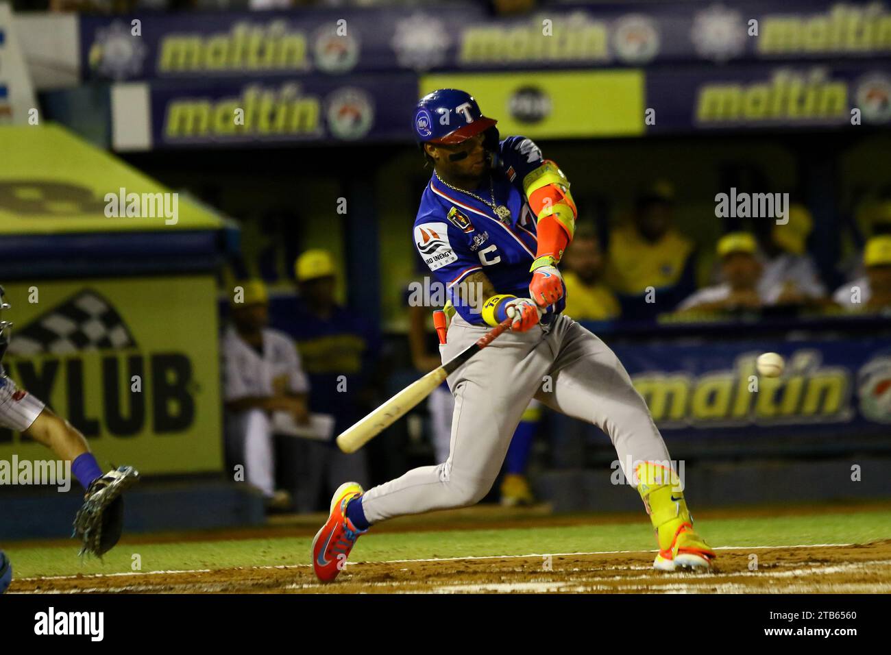 4 dicembre 2023: 4 dicembre 2023. Ronald Acuna Jr, bassista degli Atlanta Braves, e vincitore del premio giocatore più prezioso della lega nazionale nelle maggiori leghe nel 2023, partecipa a una partita della lega professionistica venezuelana di baseball, indossando la maglia della sua squadra Tiburones de la Guaira. In una partita contro i Navegantes del Magallanes nella città di Valencia, nello stato di Carabobo. Foto: Juan Carlos Hernandez (Credit Image: © Juan Carlos Hernandez/ZUMA Press Wire) SOLO USO EDITORIALE! Non per USO commerciale! Foto Stock