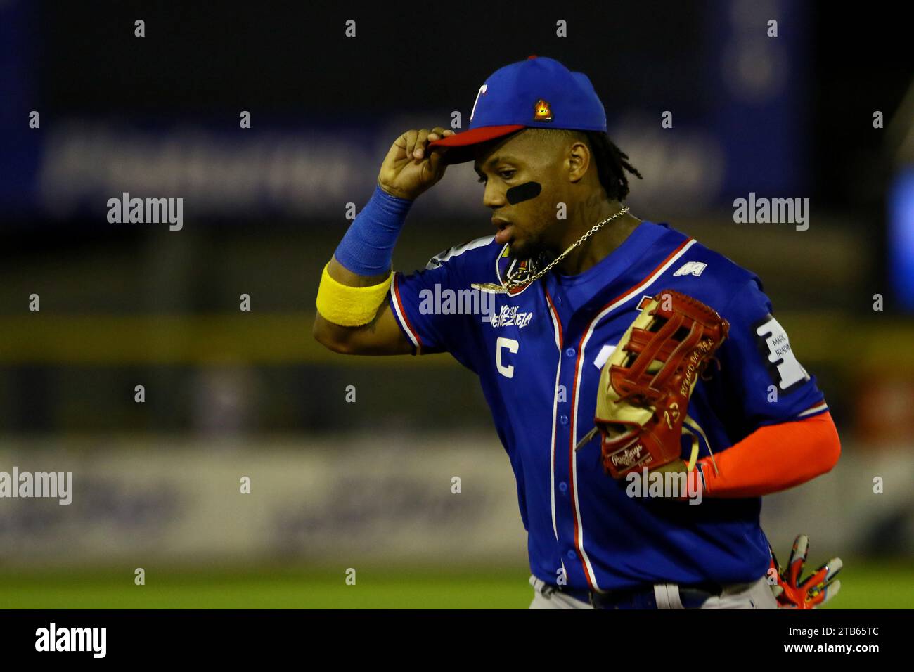 4 dicembre 2023: 4 dicembre 2023. Ronald Acuna Jr, bassista degli Atlanta Braves, e vincitore del premio giocatore più prezioso della lega nazionale nelle maggiori leghe nel 2023, partecipa a una partita della lega professionistica venezuelana di baseball, indossando la maglia della sua squadra Tiburones de la Guaira. In una partita contro i Navegantes del Magallanes nella città di Valencia, nello stato di Carabobo. Foto: Juan Carlos Hernandez (Credit Image: © Juan Carlos Hernandez/ZUMA Press Wire) SOLO USO EDITORIALE! Non per USO commerciale! Foto Stock