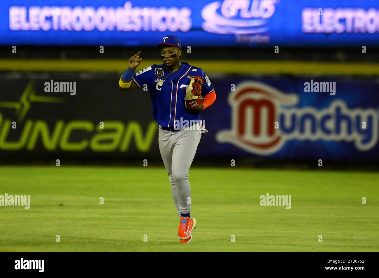 4 dicembre 2023: 4 dicembre 2023. Ronald Acuna Jr, bassista degli Atlanta Braves, e vincitore del premio giocatore più prezioso della lega nazionale nelle maggiori leghe nel 2023, partecipa a una partita della lega professionistica venezuelana di baseball, indossando la maglia della sua squadra Tiburones de la Guaira. In una partita contro i Navegantes del Magallanes nella città di Valencia, nello stato di Carabobo. Foto: Juan Carlos Hernandez (Credit Image: © Juan Carlos Hernandez/ZUMA Press Wire) SOLO USO EDITORIALE! Non per USO commerciale! Foto Stock