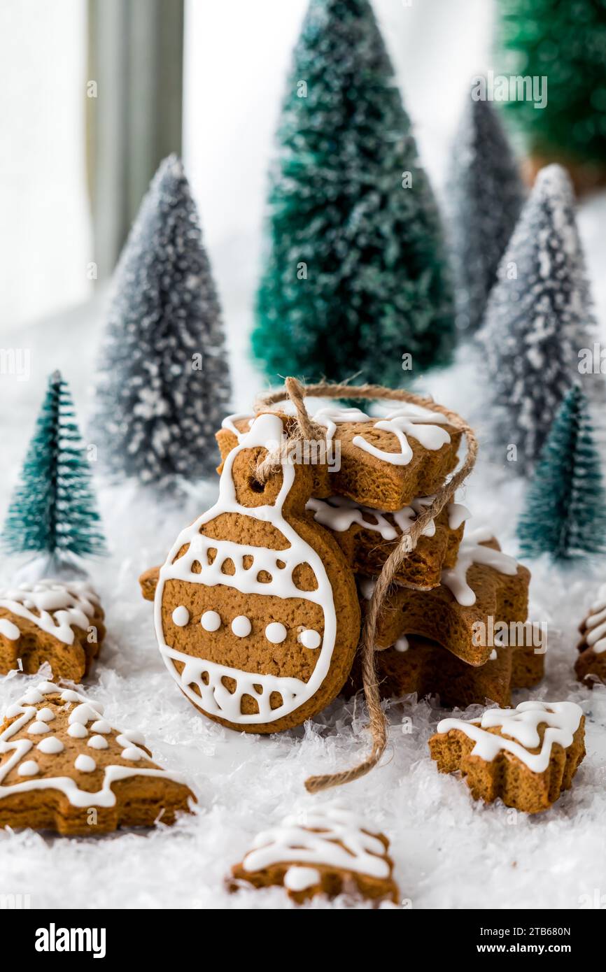 Una disposizione di ornamenti di biscotti al pan di zenzero decorati per le vacanze. Foto Stock