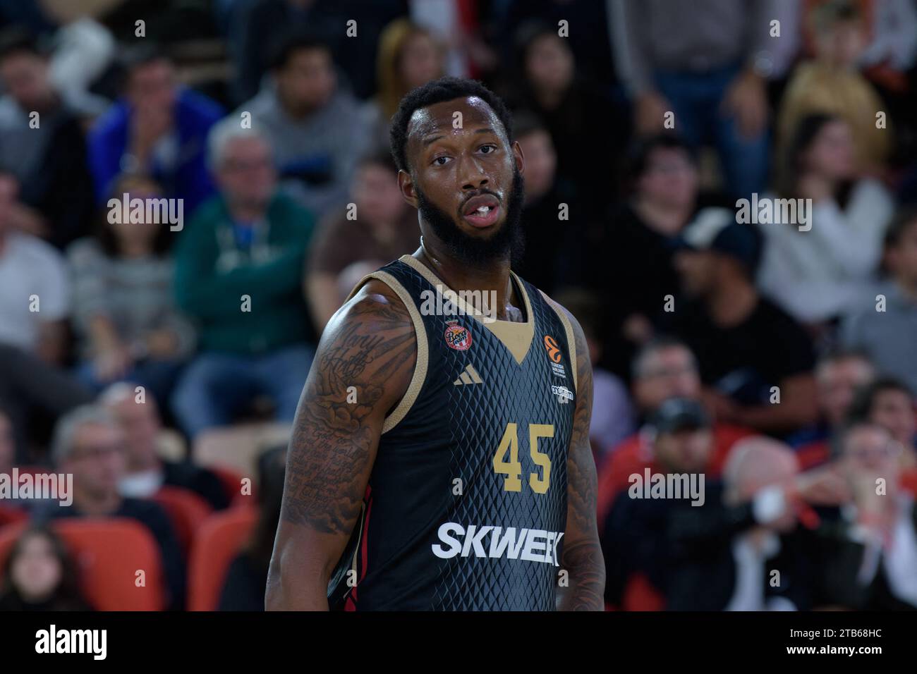 Monaco, Monaco. 30 novembre 2023. COME Monaco #45 Donta Hall è visto in azione durante la partita Turkish Airlines Euroleague Round 11 tra AS Monaco e Olympiacos Pireo alla sala Gaston Medecin di Monaco, il 30 novembre 2023. Foto di Laurent coust/ABACAPRESS.COM. Credito: Abaca Press/Alamy Live News Foto Stock
