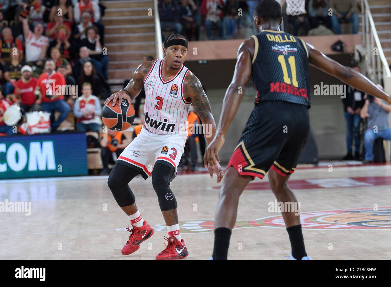 Monaco, Monaco. 30 novembre 2023. COME Monaco n. 11 Alpha Diallo e Olympiacos n. 3 Issaiah Canaan sono visti in azione durante la partita Turkish Airlines Euroleague Round 11 tra AS Monaco e Olympiacos Pireo alla sala Gaston Medecin di Monaco, il 30 novembre 2023. Foto di Laurent coust/ABACAPRESS.COM. Credito: Abaca Press/Alamy Live News Foto Stock