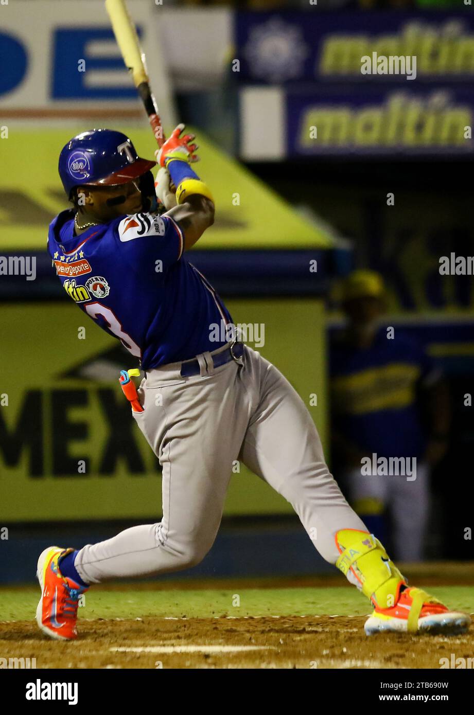 4 dicembre 2023: 4 dicembre 2023. Ronald Acuna Jr, bassista degli Atlanta Braves, e vincitore del premio giocatore più prezioso della lega nazionale nelle maggiori leghe nel 2023, partecipa a una partita della lega professionistica venezuelana di baseball, indossando la maglia della sua squadra Tiburones de la Guaira. In una partita contro i Navegantes del Magallanes nella città di Valencia, nello stato di Carabobo. Foto: Juan Carlos Hernandez (Credit Image: © Juan Carlos Hernandez/ZUMA Press Wire) SOLO USO EDITORIALE! Non per USO commerciale! Foto Stock