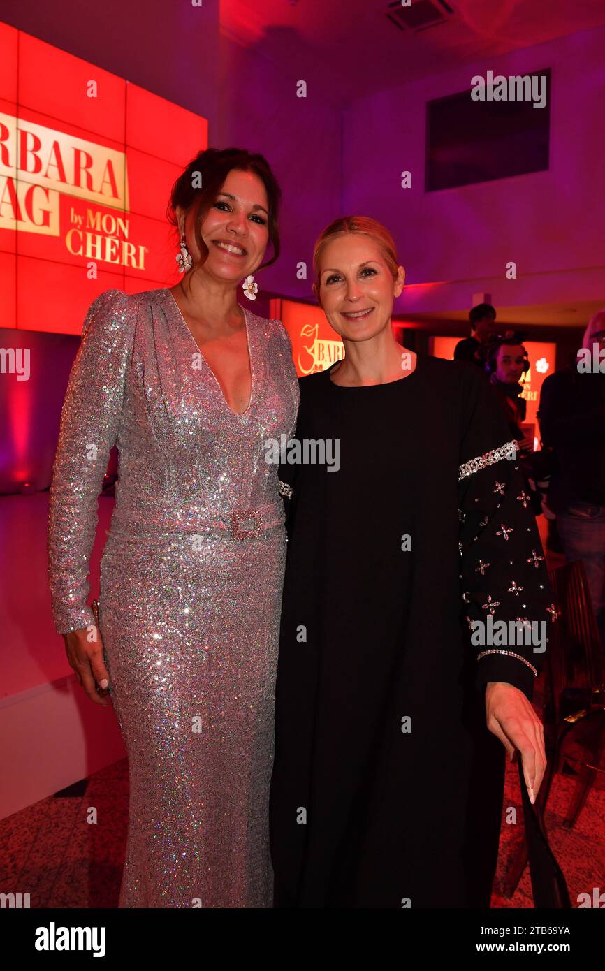 Kelly Rutherford und Karen Webb/Mon Cheri Barbara Tag/Isarpost/München/04. Dezember 2023 *** Kelly Rutherford e Karen Webb Mon Cheri Barbara Tag Isarpost Munich 04 December 2023 Credit: Imago/Alamy Live News Foto Stock