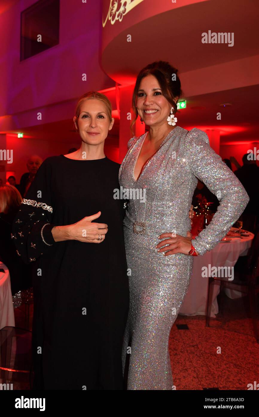 Kelly Rutherford und Karen Webb/Mon Cheri Barbara Tag/Isarpost/München/04. Dezember 2023 *** Kelly Rutherford e Karen Webb Mon Cheri Barbara Tag Isarpost Munich 04 December 2023 Credit: Imago/Alamy Live News Foto Stock