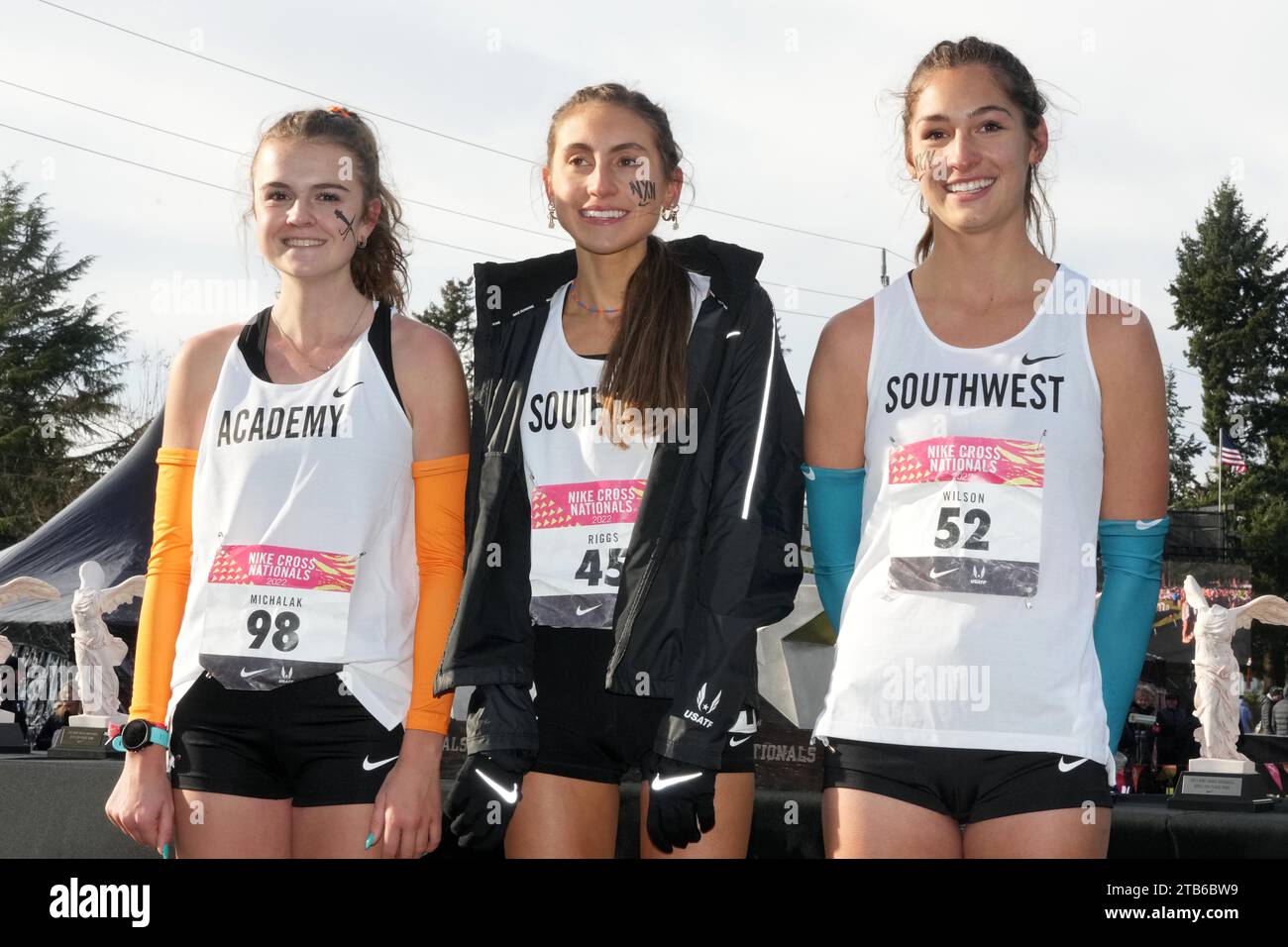 La vincitrice femminile Irene Riggs (centro) posa con la seconda classificata Brooke Wilson (a destra) e la terza classificata Bethany Michalak durante i campionati NXN High School Cross Country, sabato 3 dicembre 2022, a Portland, ore Foto Stock