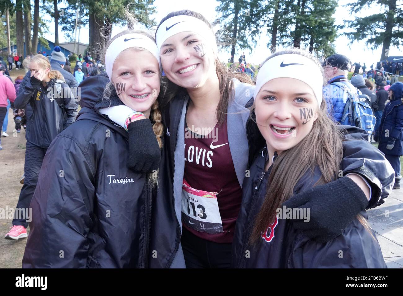 Tayler Torosian (sinistra), Elle Lomeli (centro) e Kynzlee Buckley (112) di Clovis Buchanan posano dopo la gara femminile durante i campionati NXN di fondo della scuola superiore, sabato 3 dicembre 2022, a Portland, ore Foto Stock
