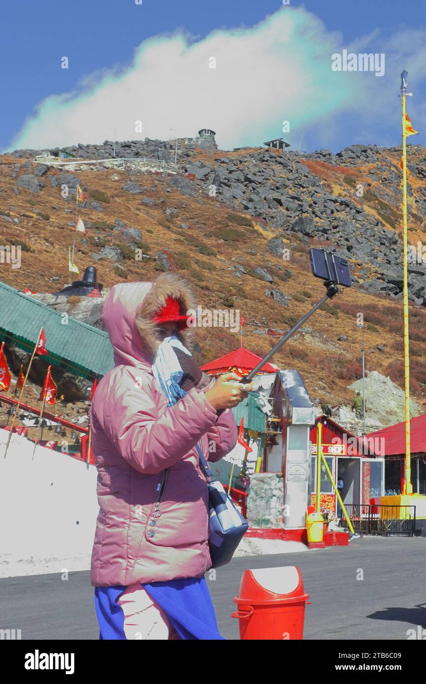 Old Baba Mandir, Sikkim, India - 15 novembre 2022: Il Travel blogging può fare soldi, ma richiede molto lavoro, tempo e fortuna Foto Stock