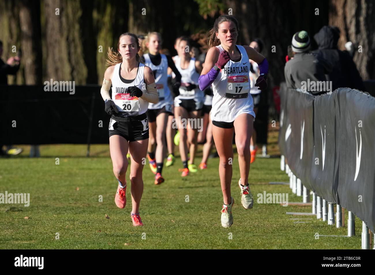 Paityn Noe (17) e Sophia Kennedy (20) corrono nella gara femminile durante il NXN High School Cross Country Championships, sabato 3 dicembre 2022, a Portland, ore Foto Stock