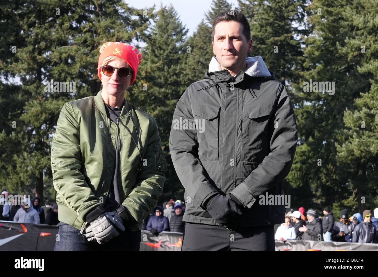 Nike Running Global Vice president Robin Green (a sinistra) e Vice president of Footwear Innovation Brett Holts durante il NXN High School Cross Country Championships, sabato 3 dicembre 2022, a Portland, ore Foto Stock