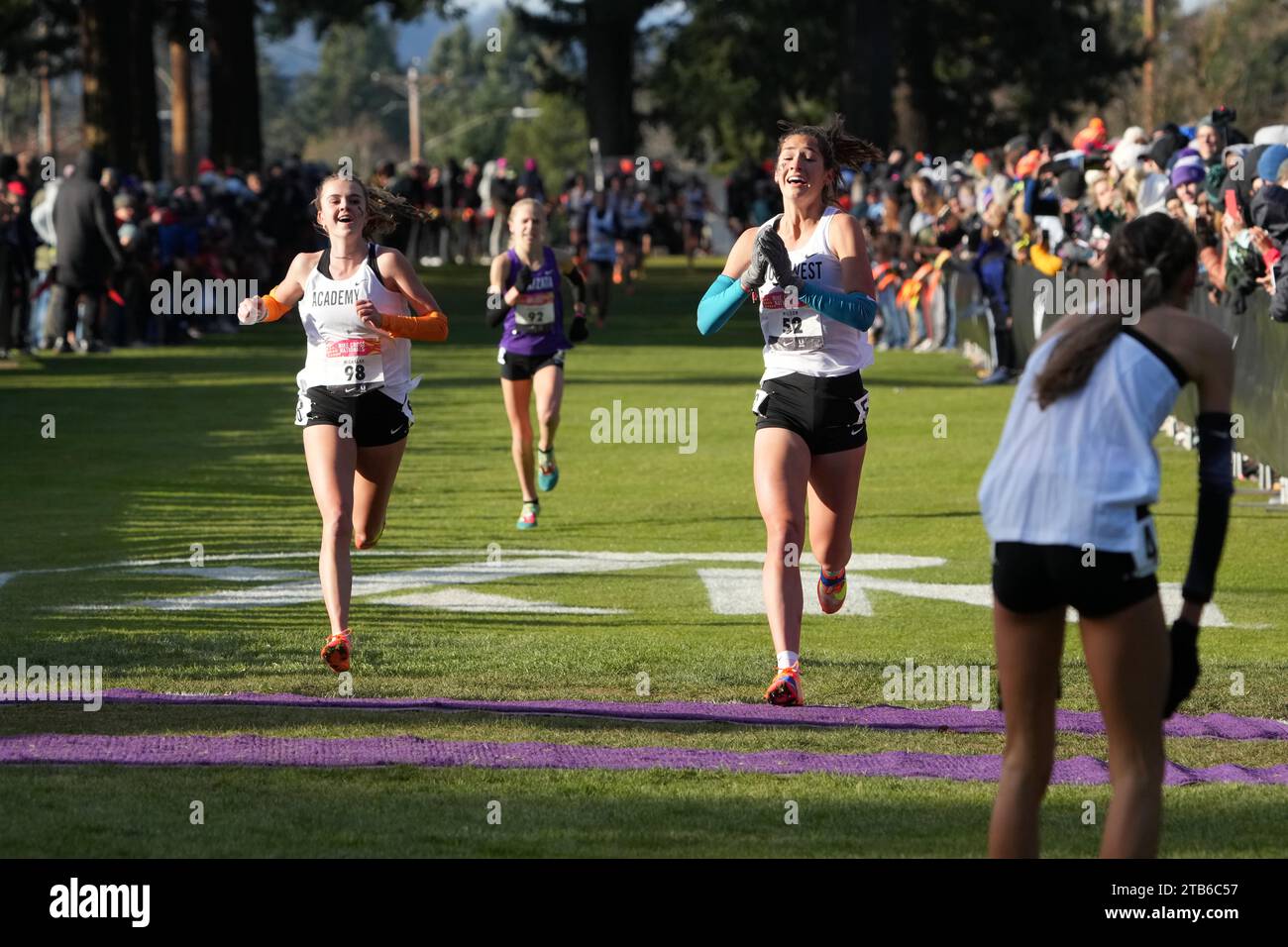 Brooke Wilson (a destra) e Bethany Michalak si piazzano secondo e terzo nella gara femminile alle 16:54,6 e 16:55,4 durante i campionati NXN High School Cross Country, sabato 3 dicembre 2022, a Portland, ore Foto Stock