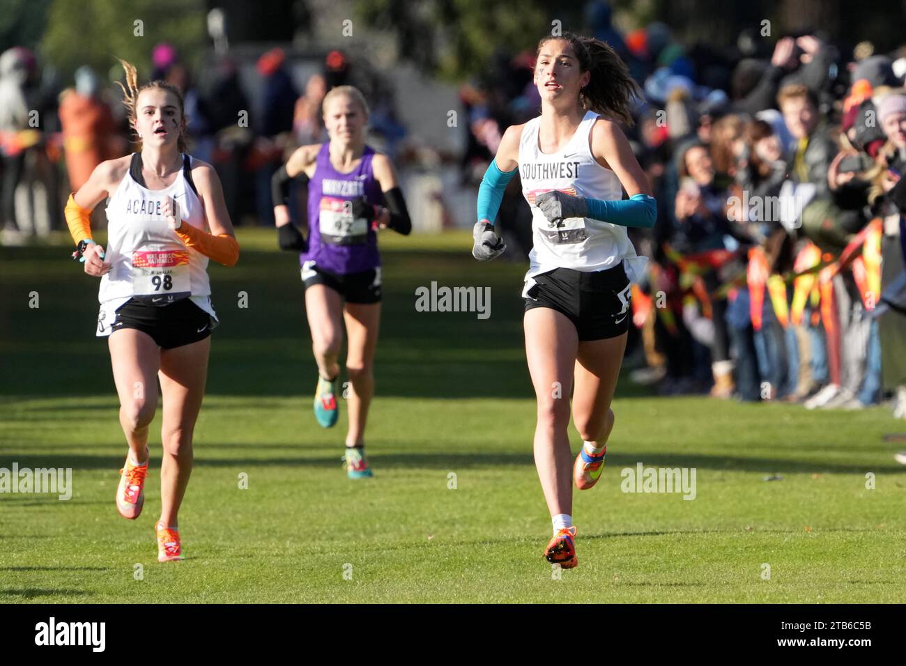 Brooke Wilson (a destra) e Bethany Michalak si piazzano secondo e terzo nella gara femminile alle 16:54,6 e 16:55,4 durante i campionati NXN High School Cross Country, sabato 3 dicembre 2022, a Portland, ore Foto Stock