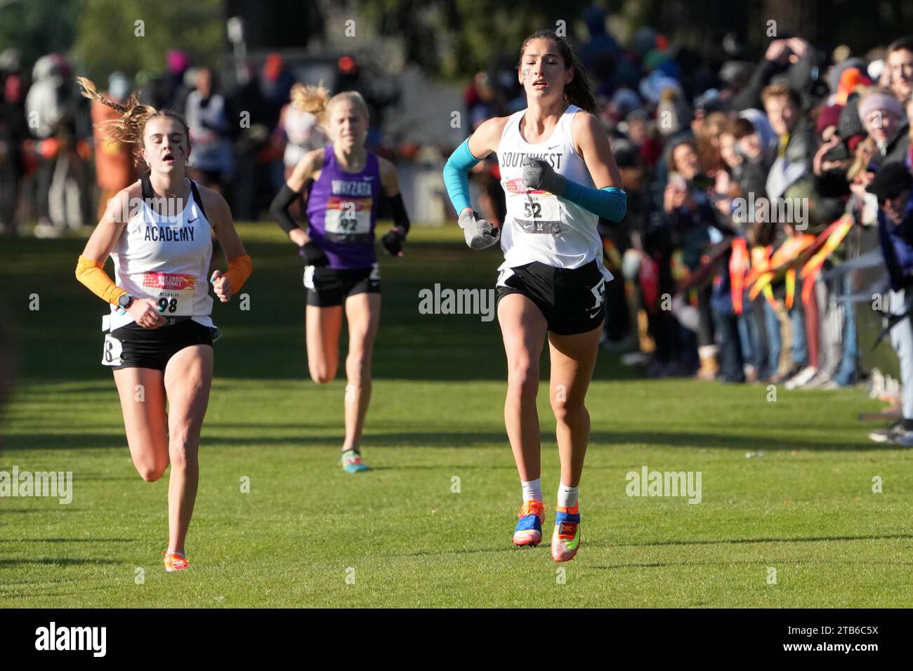 Brooke Wilson (a destra) e Bethany Michalak si piazzano secondo e terzo nella gara femminile alle 16:54,6 e 16:55,4 durante i campionati NXN High School Cross Country, sabato 3 dicembre 2022, a Portland, ore Foto Stock