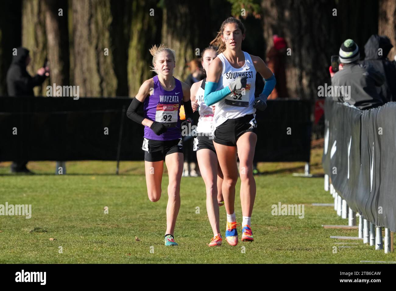 Brooke Wilson (52) e Abbey Nechanicky (92) si piazzano secondo e quarto nella gara femminile nelle 16:54,6 e 16:59,2 durante il NXN High School Cross Country Championships, sabato 3 dicembre 2022, a Portland, ore Foto Stock