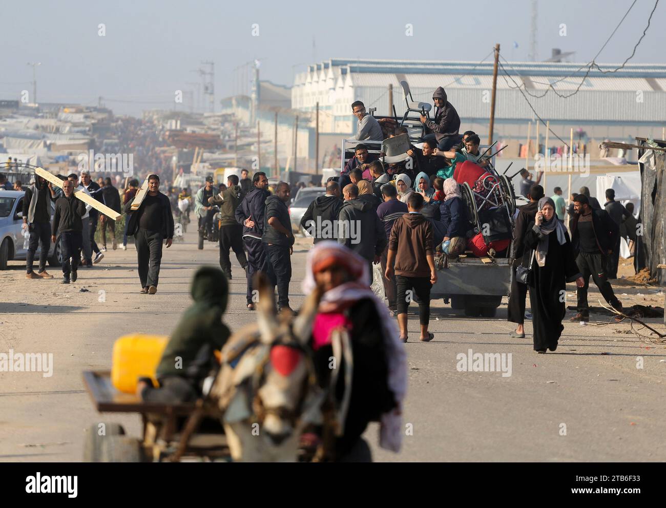 Gaza, Palestina. 4 dicembre 2023. I palestinesi fuggono da Khan Yunis a Rafah nella Striscia di Gaza meridionale, dopo che l'esercito israeliano ha invitato la gente a lasciare alcune aree della città, mentre continuano le battaglie tra Israele e militanti di Hamas. Israele ha ampliato la sua offensiva contro i militanti di Hamas nella Gaza assediata, mentre la preoccupazione internazionale si è intensificata per il crescente numero di vittime civili in una guerra scatenata dagli attacchi del 7 ottobre. Credito: SOPA Images Limited/Alamy Live News Foto Stock