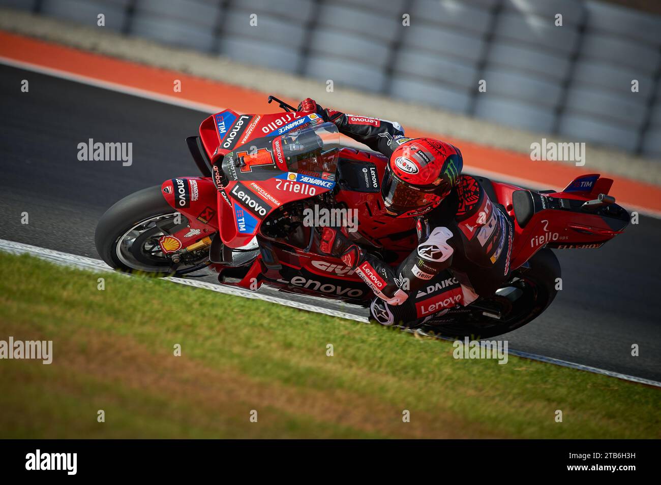 Cheste, Spagna. 28 novembre 2023. Francesco Bagnaia e Ducati Lenovo Team corrono durante il test Moto GP Valencia sul circuito di Ricardo Tormo (Cheste, Moto GP Valencia test). (Foto di Vicente Vidal Fernandez/SOPA Images/Sipa USA) credito: SIPA USA/Alamy Live News Foto Stock